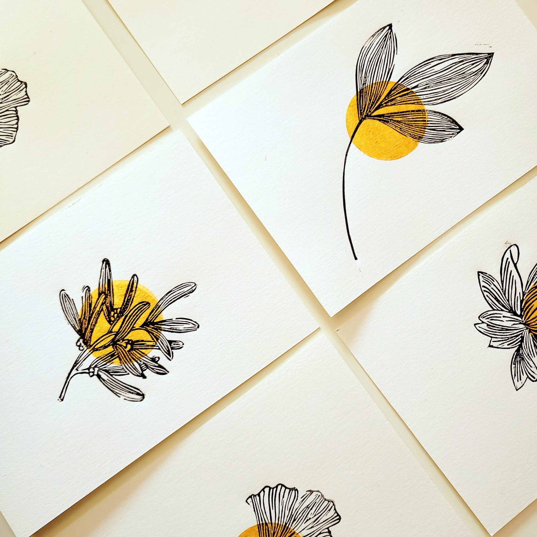 Carte postal en linogravure, dorée et fleurs.